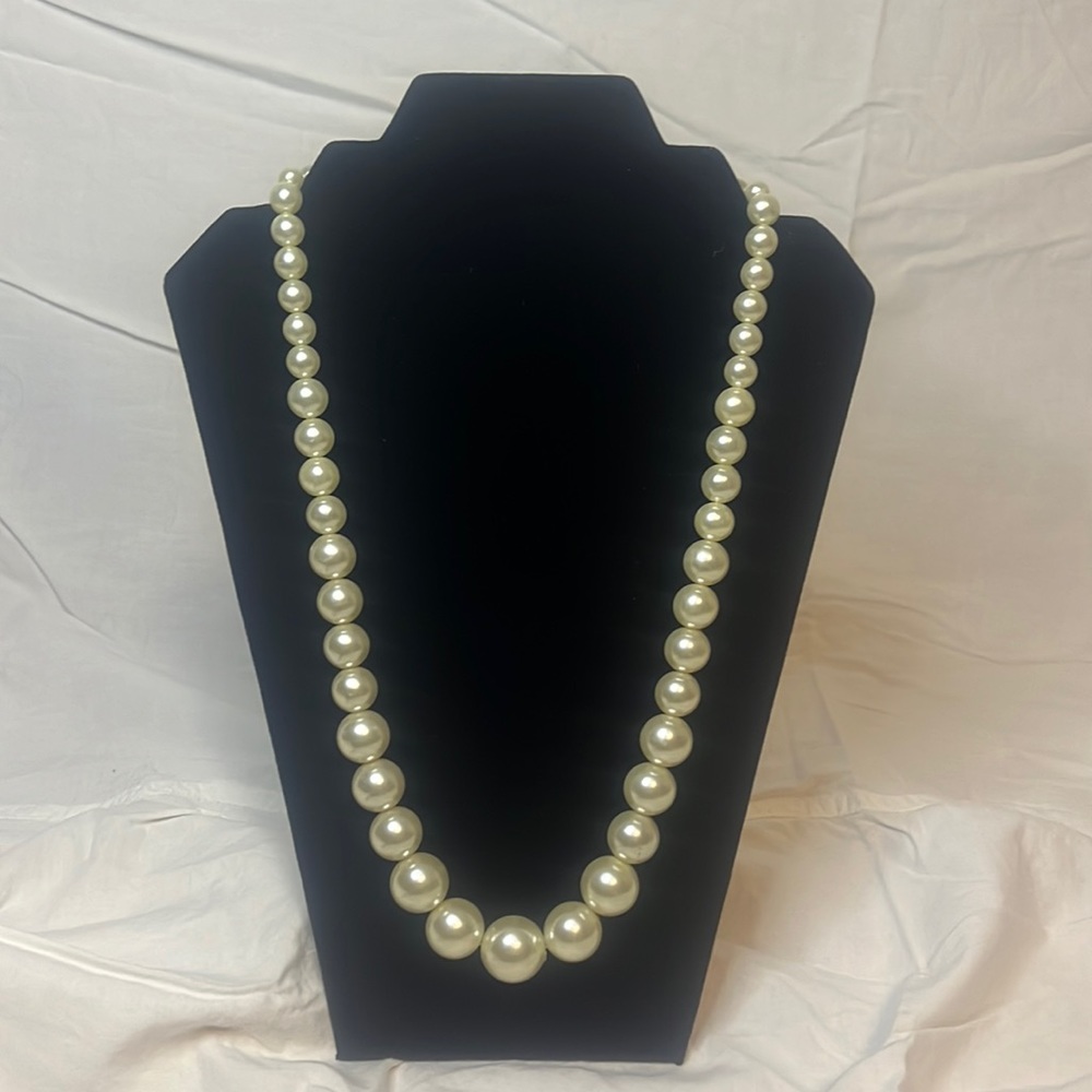 Graduated Faux Pearl necklace